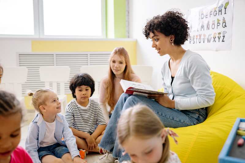 Niños dando clase