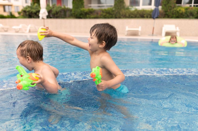 Niños pequeños de vacaciones en verano