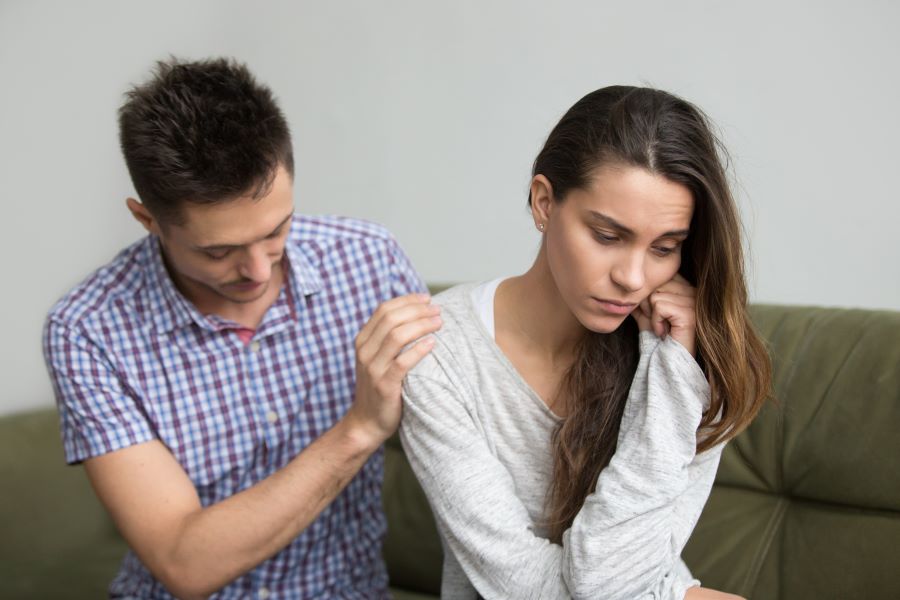 Pareja rompiendo su relacion amorosa